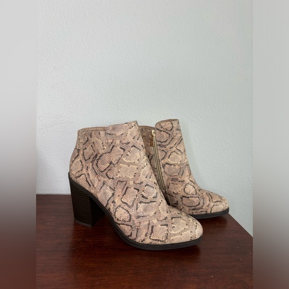 Barn Babe New in box snakeskin print booties sz 9 - Picture 2 of 8